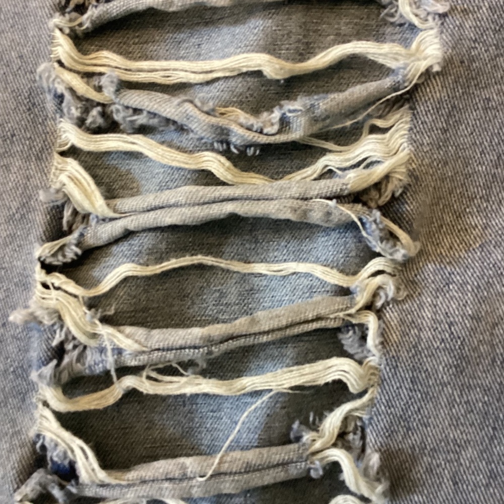 FASHION NOVA RIPPED DISTRESSED JEANS - Picture 6 of 6